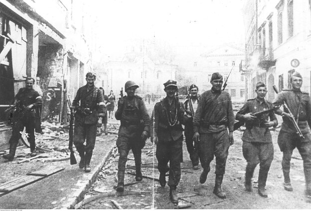 Armijos Krajovos ir sovietų kariai Vilniuje. Asociatyvi nuotr. Armijos Krajovos ir sovietų kariai Vilniuje. Asociatyvi nuotr.