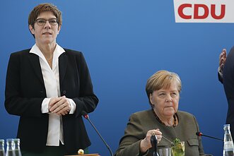 Annegret Kramp Karrenbauer ir Angela Merkel Annegret Kramp Karrenbauer ir Angela Merkel