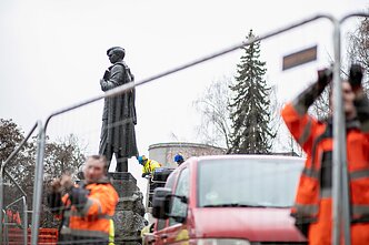 Vilniuje nukeliamas Petro Cvirkos paminklas Vilniuje nukeliamas Petro Cvirkos paminklas