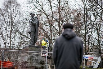 Vilniuje nukeliamas Petro Cvirkos paminklas Vilniuje nukeliamas Petro Cvirkos paminklas