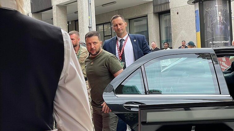 Zelenskis NATO viršūnių susitikime kol kas nepasirodė – prieš koncertą Lukiškių aikštėje vyko į viešbutį Zelenskis NATO viršūnių susitikime kol kas nepasirodė – prieš koncertą Lukiškių aikštėje vyko į viešbutį