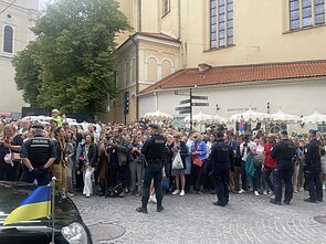 Volodymyro Zelenskio laukiantys žmonės Volodymyro Zelenskio laukiantys žmonės