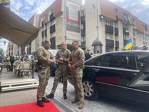 Volodymyro Zelenskio laukiantys žmonės Volodymyro Zelenskio laukiantys žmonės