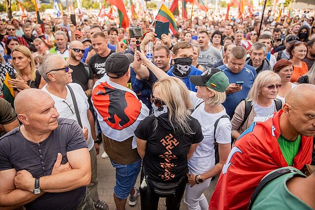 Protestas prie Seimo tęsiasi: mitinguotojai neleidžia Seimo nariams išvykti iš teritorijos, įžeidinėja žurnalistus ir parlamentarus Protestas prie Seimo tęsiasi: mitinguotojai neleidžia Seimo nariams išvykti iš teritorijos, įžeidinėja žurnalistus ir parlamentarus
