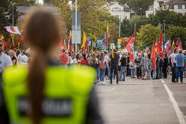 Mitingas prie Seimo: pareigūnai panaudojo ašarines dujas, protesto dalyviai patraukti su skydais, svaidė butelius ir akmenis Mitingas prie Seimo: pareigūnai panaudojo ašarines dujas, protesto dalyviai patraukti su skydais, svaidė butelius ir akmenis