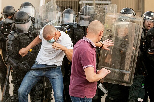 Mitingas prie Seimo peraugo į pareigūnų ir protestuotojų susirėmimą Mitingas prie Seimo peraugo į pareigūnų ir protestuotojų susirėmimą