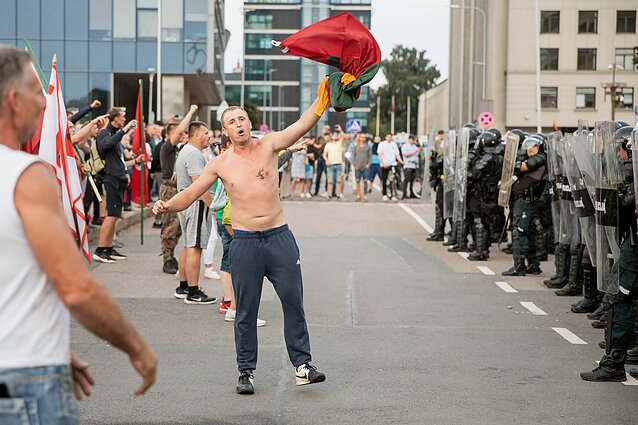 Mitingas prie Seimo peraugo į pareigūnų ir protestuotojų susirėmimą Mitingas prie Seimo peraugo į pareigūnų ir protestuotojų susirėmimą