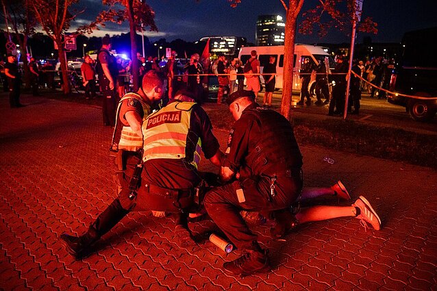 Įtampa prie Seimo: dar kartą perspėti mitinguotojai neatsitraukė, pareigūnai vėl panaudojo ašarines dujas, vyksta susirėmimai Įtampa prie Seimo: dar kartą perspėti mitinguotojai neatsitraukė, pareigūnai vėl panaudojo ašarines dujas, vyksta susirėmimai