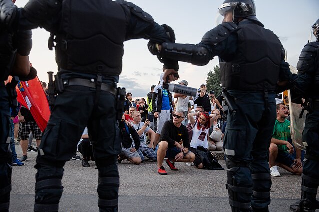 Mitingas prie Seimo peraugo į pareigūnų ir protestuotojų susirėmimą Mitingas prie Seimo peraugo į pareigūnų ir protestuotojų susirėmimą