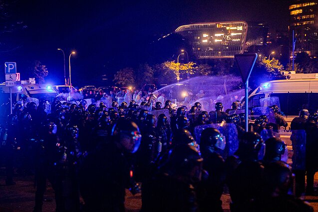 Mitingas prie Seimo peraugo į pareigūnų ir protestuotojų susirėmimą Mitingas prie Seimo peraugo į pareigūnų ir protestuotojų susirėmimą