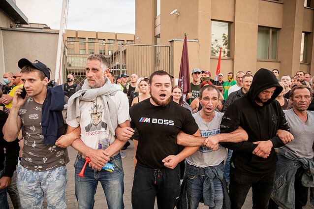 Mitingas prie Seimo peraugo į pareigūnų ir protestuotojų susirėmimą Mitingas prie Seimo peraugo į pareigūnų ir protestuotojų susirėmimą