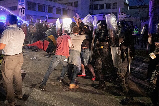 Mitingas prie Seimo peraugo į pareigūnų ir protestuotojų susirėmimą Mitingas prie Seimo peraugo į pareigūnų ir protestuotojų susirėmimą