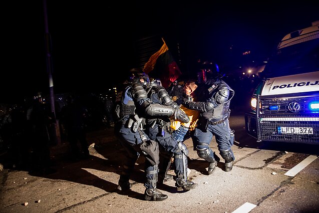 Policija vaiko riaušininkus Policija vaiko riaušininkus