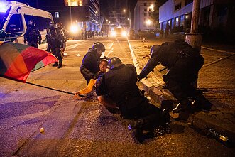 Policija vaiko riaušininkus Policija vaiko riaušininkus