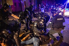 Policija vaiko riaušininkus Policija vaiko riaušininkus