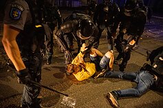 Policija vaiko riaušininkus Policija vaiko riaušininkus