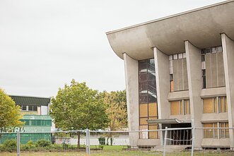 Po paauglių siautėjimo Vilniaus sporto rūmai liko išdaužytais langais, išvartytomis tvoromis Po paauglių siautėjimo Vilniaus sporto rūmai liko išdaužytais langais, išvartytomis tvoromis