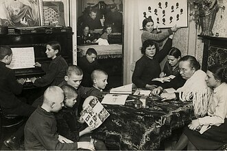 Stanislava Venclauskienė with children at home, circa 1927. Stanislava Venclauskienė with children at home, circa 1927.