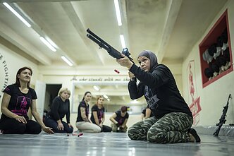 Moterys kare Moterys kare