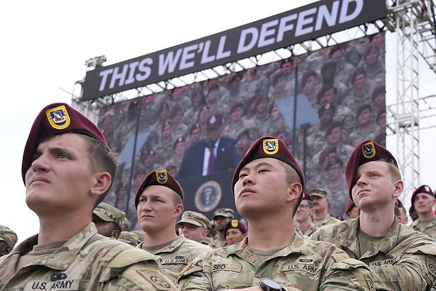Donaldas Trumpas aplankė JAV karius Donaldas Trumpas aplankė JAV karius