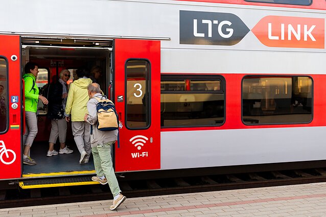 Train (associative image) Train (associative image)