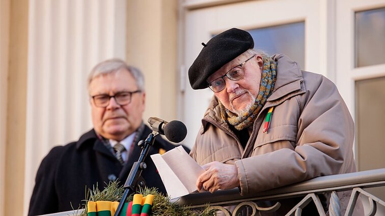 Vasario 16-osios minėjimas prie Lietuvos nepriklausomybės signatarų namų Vilniuje Vasario 16-osios minėjimas prie Lietuvos nepriklausomybės signatarų namų Vilniuje