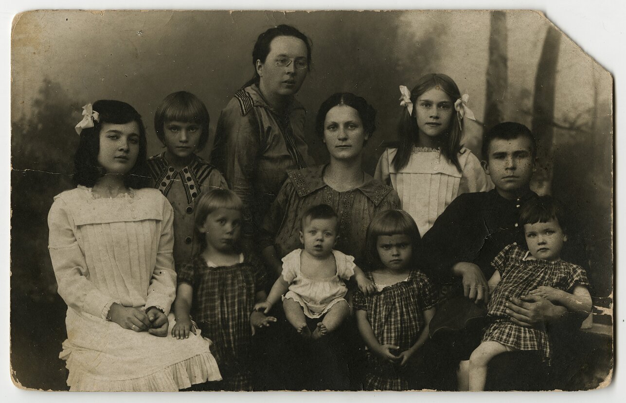 Stanislava Venclauskienė with her daughters and foster children in Tula. Stanislava Venclauskienė with her daughters and foster children in Tula.