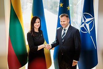 Michalas Mierzejewskis Ingai Ruginienei simboliškai perdavė dronus, skirtus kovai su kontrabanda ir hibridinėmis grėsmėmis Michalas Mierzejewskis Ingai Ruginienei simboliškai perdavė dronus, skirtus kovai su kontrabanda ir hibridinėmis grėsmėmis