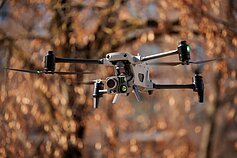 Michalas Mierzejewskis Ingai Ruginienei simboliškai perdavė dronus, skirtus kovai su kontrabanda ir hibridinėmis grėsmėmis Michalas Mierzejewskis Ingai Ruginienei simboliškai perdavė dronus, skirtus kovai su kontrabanda ir hibridinėmis grėsmėmis