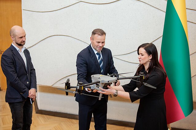Michalas Mierzejewskis Ingai Ruginienei simboliškai perdavė dronus, skirtus kovai su kontrabanda ir hibridinėmis grėsmėmis Michalas Mierzejewskis Ingai Ruginienei simboliškai perdavė dronus, skirtus kovai su kontrabanda ir hibridinėmis grėsmėmis