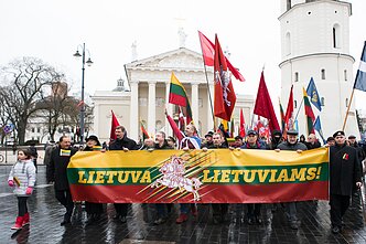 Šūkis „Lietuva lietuviams“ vėl kaitina aistras Šūkis „Lietuva lietuviams“ vėl kaitina aistras