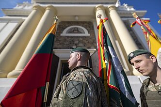 Ukmergėje Lietuvos kariuomenės 1-ajai divizijai šeštadienį įteikta kovinė vėliava ir perduoti didžiausi Sausumos pajėgų kariniai vienetai Ukmergėje Lietuvos kariuomenės 1-ajai divizijai šeštadienį įteikta kovinė vėliava ir perduoti didžiausi Sausumos pajėgų kariniai vienetai