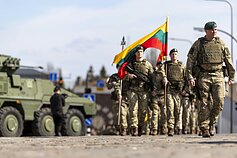 Ukmergėje Lietuvos kariuomenės 1-ajai divizijai šeštadienį įteikta kovinė vėliava ir perduoti didžiausi Sausumos pajėgų kariniai vienetai Ukmergėje Lietuvos kariuomenės 1-ajai divizijai šeštadienį įteikta kovinė vėliava ir perduoti didžiausi Sausumos pajėgų kariniai vienetai