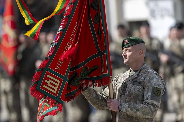 Ukmergėje Lietuvos kariuomenės 1-ajai divizijai šeštadienį įteikta kovinė vėliava ir perduoti didžiausi Sausumos pajėgų kariniai vienetai Ukmergėje Lietuvos kariuomenės 1-ajai divizijai šeštadienį įteikta kovinė vėliava ir perduoti didžiausi Sausumos pajėgų kariniai vienetai